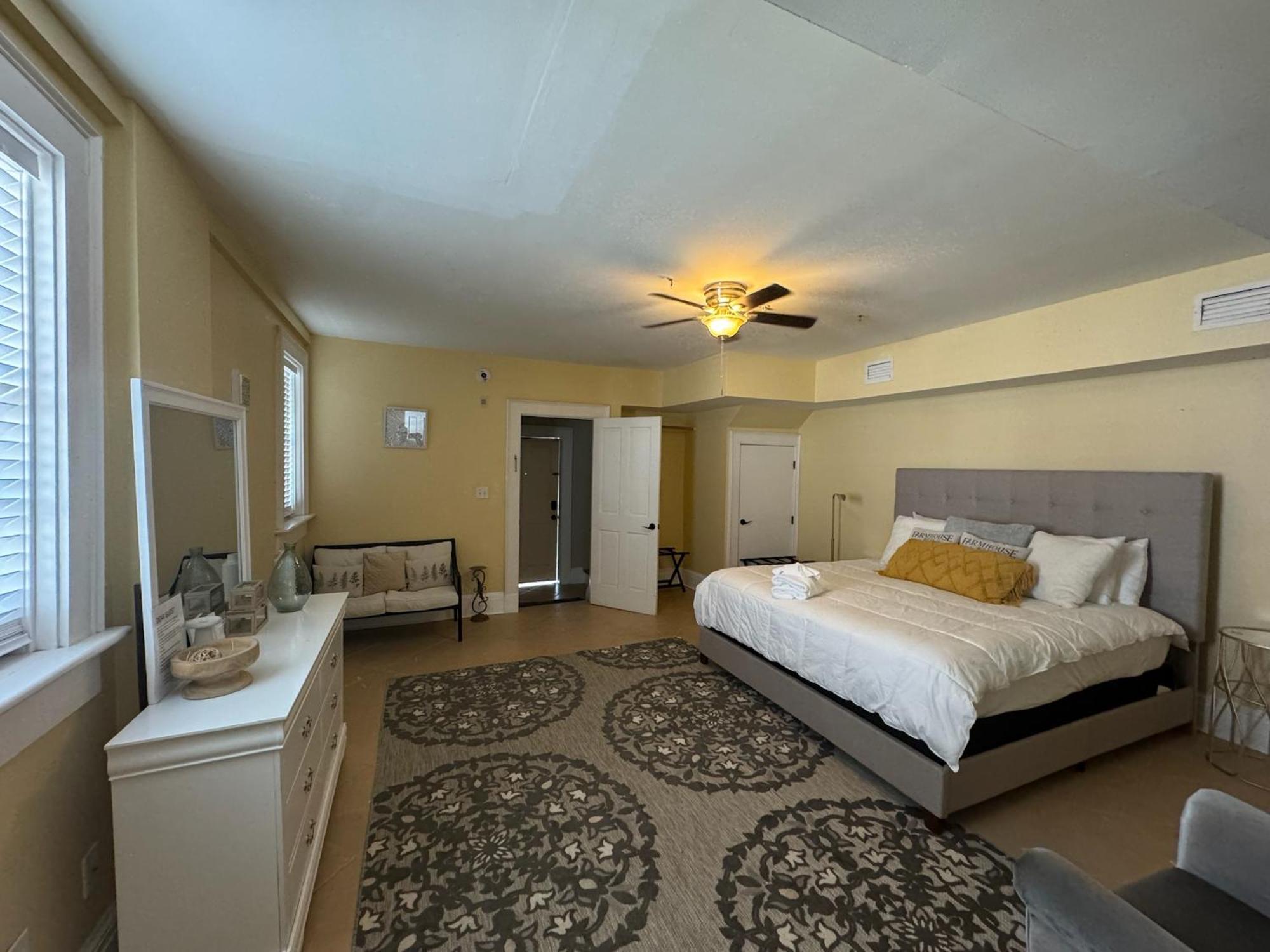 Comfy Carriage House Steps From The River Savannah Exterior photo